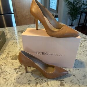 BCBGeneration EUC Factory Distressed Leather Heels Dark Sand Sz 8.5M